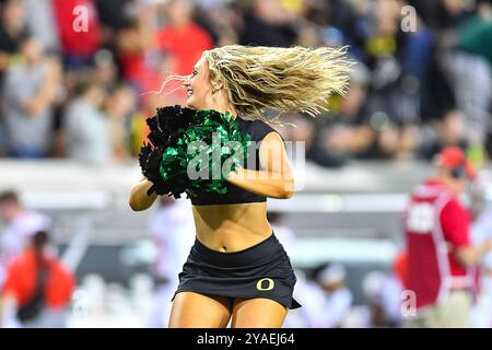 Eugene, Oregon, Stati Uniti. 12 ottobre 2024. Oregon Cheerleader durante la partita di football NCAA tra gli Ohio State Buckeyes e gli Oregon Ducks a Eugene, Oregon. L'Oregon sconfisse l'Ohio State 32-31. Steve Faber/CSM/Alamy Live News Foto Stock