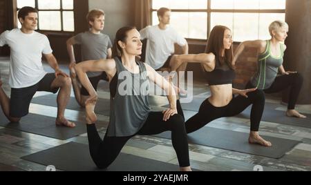 Gruppo di persone in forma fisica che si allenano in un club sportivo Foto Stock
