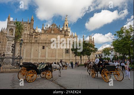 Centro città di Siviglia con autobus di fronte alla cattedrale Foto Stock