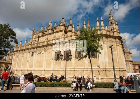 Centro città di Siviglia con autobus di fronte alla cattedrale Foto Stock