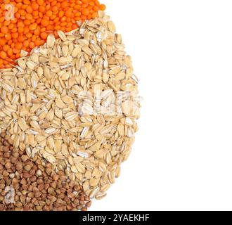 Fiocchi d'avena secchi, grano saraceno e lenticchie isolate sul bianco, vista dall'alto Foto Stock