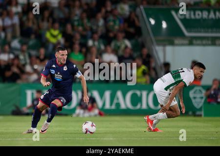 Elche, Spagna. 13 ottobre 2024. ELCHE, SPAGNA - 13 OTTOBRE: Lucas Perez Centre-forward RC Deportivo de la Coruna compete per il pallone con Nico Castro che attacca il centrocampo dell'Elche CF durante il LaLiga Hypermotion match tra Elche CF e RC Deportivo de la Coruna all'Estadio Manuel Martinez Valero il 13 ottobre 2024 a Elche, Spagna. (Foto di Francisco Macia/Photo Players Images/Magara Press) crediti: Magara Press SL/Alamy Live News Foto Stock