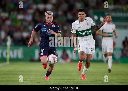 Elche, Spagna. 13 ottobre 2024. ELCHE, SPAGNA - 13 OTTOBRE: David Mella Right Winger RC Deportivo de la Coruna compete per il pallone con Nico Castro che attacca il centrocampo dell'Elche CF durante il LaLiga Hypermotion match tra Elche CF e RC Deportivo de la Coruna all'Estadio Manuel Martinez Valero il 13 ottobre 2024 a Elche, Spagna. (Foto di Francisco Macia/Photo Players Images/Magara Press) crediti: Magara Press SL/Alamy Live News Foto Stock