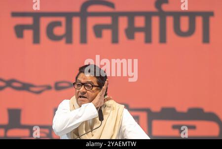 Mumbai, India. 13 ottobre 2024. MUMBAI, INDIA - 12 OTTOBRE: Il presidente della MNS Raj Thackeray interagisce con i membri del partito al Maharashtra Navnirman Sena, portatori di uffici a livello statale, riuniti a Nesco, Goregaon, il 12 ottobre 2024 a Mumbai, India. Il Maharashtra Navnirman Sena (MNS) è pronto a partecipare da solo ai sondaggi di Vidhan Sabha mentre Raj Thackeray ha annunciato la sua posizione equidistante dal Maha Yuti al potere e dall'opposizione Maha Vikas Aghadi. (Foto di Satish Bate/Hindustan Times/Sipa USA ) credito: SIPA USA/Alamy Live News Foto Stock