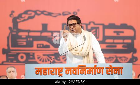 Mumbai, India. 13 ottobre 2024. MUMBAI, INDIA - 12 OTTOBRE: Il presidente della MNS Raj Thackeray interagisce con i membri del partito al Maharashtra Navnirman Sena, portatori di uffici a livello statale, riuniti a Nesco, Goregaon, il 12 ottobre 2024 a Mumbai, India. Il Maharashtra Navnirman Sena (MNS) è pronto a partecipare da solo ai sondaggi di Vidhan Sabha mentre Raj Thackeray ha annunciato la sua posizione equidistante dal Maha Yuti al potere e dall'opposizione Maha Vikas Aghadi. (Foto di Satish Bate/Hindustan Times/Sipa USA ) credito: SIPA USA/Alamy Live News Foto Stock