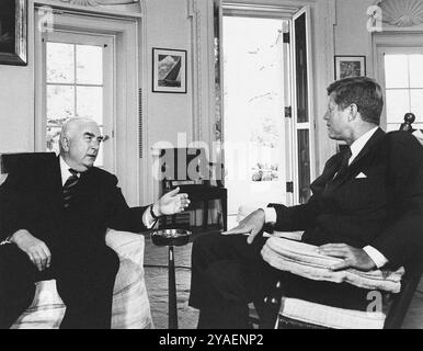 Il presidente degli Stati Uniti John F. Kennedy (in poltrona a dondolo) incontra il primo ministro australiano Robert G. Menzies, Oval Office, Casa Bianca, Washington, DC, USA, Abbie Rowe, White House Photographs, settembre 25, 1962 Foto Stock