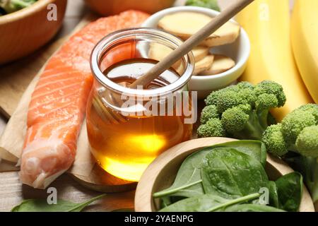 Prodotti diversi ricchi di melatonina su tavola di legno, primo piano Foto Stock