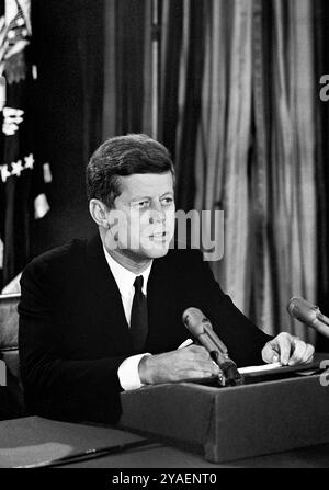 Il presidente degli Stati Uniti John F. Kennedy consegna alla nazione un discorso radiofonico e televisivo sulla presenza militare dell’Unione Sovietica a Cuba, Oval Office, Casa Bianca, Washington, D.C., USA, Robert Knudsen, White House Photographs, 22 ottobre 1962 Foto Stock