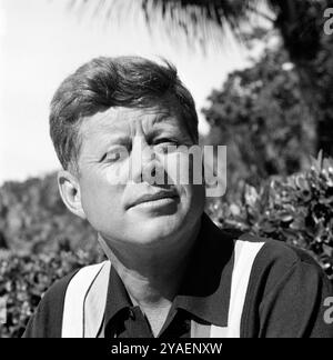 Ritratto testa e spalle del presidente degli Stati Uniti John Kennedy in camicia casual, Palm Beach, Florida, USA, Cecil Stoughton, White House Photographs, 7 gennaio 1963 Foto Stock