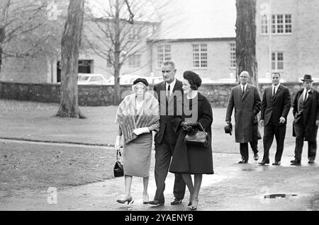 Il vicepresidente degli Stati Uniti Lyndon Johnson e sua moglie Claudia "Lady Bird" Johnson (a destra), hanno partecipato ai funerali dell'ex First Lady statunitense Eleanor Roosevelt, Hyde Park, New York, USA, Abbie Rowe, White House Photographs, 10 novembre 1962 Foto Stock