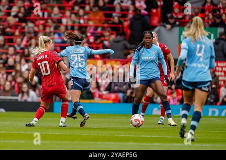 Liverpool, Regno Unito. Domenica 13 ottobre 2024, Barclays Women's Super League: Liverpool FC Women vs Manchester City Women at Anfield. Yui Hasegawa e Sophie Roman Haug si sfidano per la palla mentre Khadija Shaw attende la palla. Credito James Giblin/Alamy Live News. Foto Stock