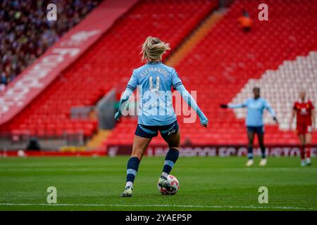 Liverpool, Regno Unito. Domenica 13 ottobre 2024, Barclays Women's Super League: Liverpool FC Women vs Manchester City Women at Anfield. Laia Aleixandri in cerca di opzioni. Credito James Giblin/Alamy Live News. Foto Stock