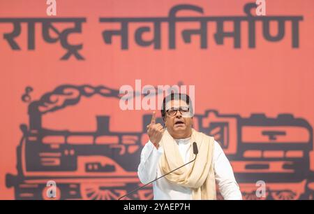 Mumbai, India. 13 ottobre 2024. MUMBAI, INDIA - 12 OTTOBRE: Il presidente della MNS Raj Thackeray interagisce con i membri del partito al Maharashtra Navnirman Sena, portatori di uffici a livello statale, riuniti a Nesco, Goregaon, il 12 ottobre 2024 a Mumbai, India. Il Maharashtra Navnirman Sena (MNS) è pronto a partecipare da solo ai sondaggi di Vidhan Sabha mentre Raj Thackeray ha annunciato la sua posizione equidistante dal Maha Yuti al potere e dall'opposizione Maha Vikas Aghadi. (Foto di Satish Bate/Hindustan Times/Sipa USA ) credito: SIPA USA/Alamy Live News Foto Stock