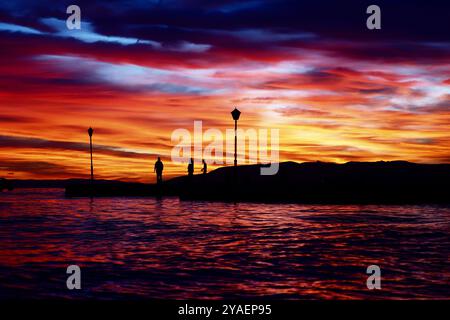 Makarska, Croazia. 13 ottobre 2024. Tramonto rosa mozzafiato con sfumature vivaci che si riflettono sul tranquillo mare Adriatico a Makarska, Croazia, il 13 ottobre 2024. Foto: Toni Katic/HaloPix/PIXSELL credito: Pixsell/Alamy Live News Foto Stock