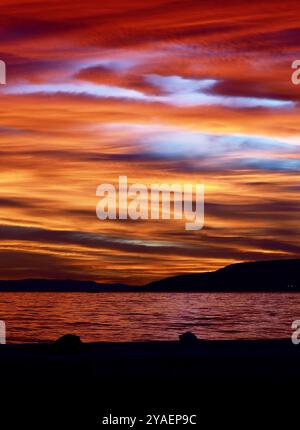 Makarska, Croazia. 13 ottobre 2024. Tramonto rosa mozzafiato con sfumature vivaci che si riflettono sul tranquillo mare Adriatico a Makarska, Croazia, il 13 ottobre 2024. Foto: Toni Katic/HaloPix/PIXSELL credito: Pixsell/Alamy Live News Foto Stock