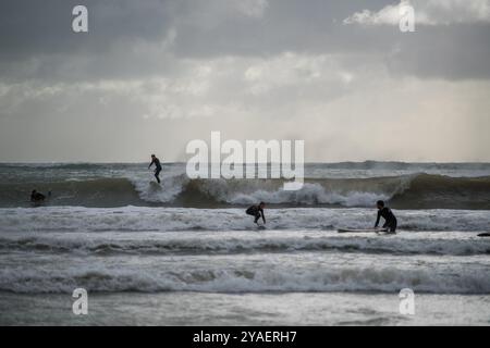 I surfisti sfruttano al massimo Storm Brian, catturando le onde che arrivano su North Sands a Salcombe, South Hams, Devon. Foto Stock