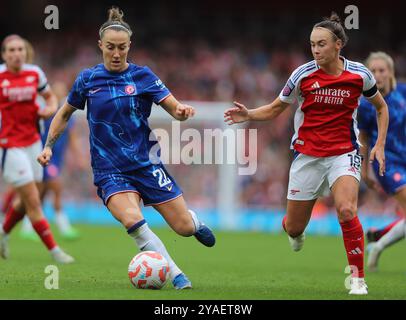 Caitlin Foord of Arsenal insegue Lucy Bronze del Chelsea durante il Barclays fa Women's Super League match tra Arsenal e Chelsea all'Emirates Stadium di Londra, sabato 12 ottobre 2024. (Foto: Jade Cahalan | mi News) crediti: MI News & Sport /Alamy Live News Foto Stock