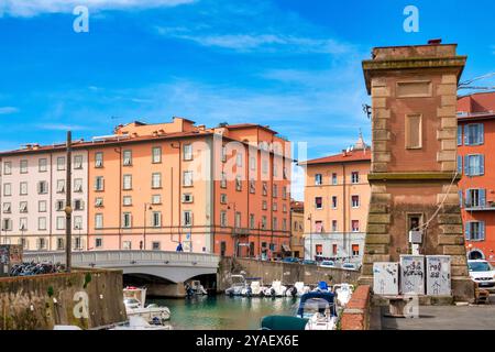 Una vista su una torre storica lungo il canale agli scali del Ponte di marmo a Livorno, Italia Foto Stock