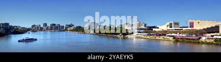 Brisbane, Australia - 19 Settembre 2017: Fiume Brisbane i traghetti passeggeri nelle prime ore del mattino Panorama, Queensland Australia Foto Stock
