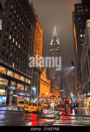 New York, USA - 06 aprile 2008: East 42nd Street in Rainy Night con Grand Central Terminal e Chrysler Building sullo sfondo. Foto Stock