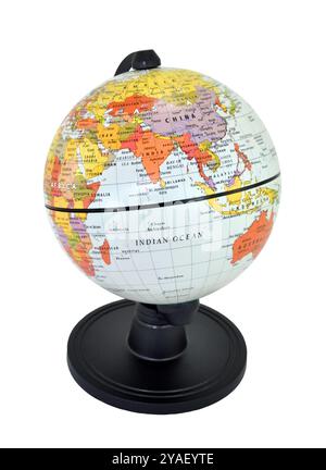 Globo isolato con stativo nero su sfondo bianco, incentrato sull'India. Foto Stock