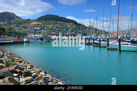 Lyttelton, nuova Zelanda - 18 marzo 2020; porto, porto e porticciolo con città e yacht. Foto Stock