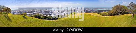 Vista panoramica di Auckland City dal Monte Eden. Il quartiere centrale degli affari, la Skytower e il porto di Waitemata sono sullo sfondo. Foto Stock