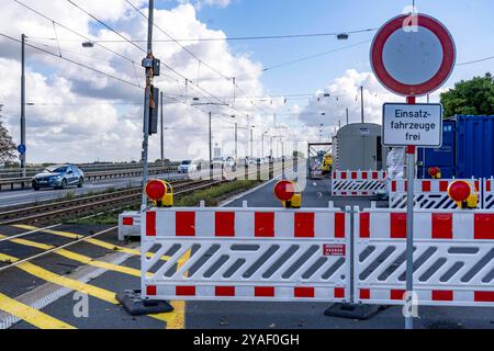 Die Josef-Kardinal-Frings-Brücke, Bundesstraße B1, zwischen Düsseldorf und Neuss, auf Grund von massiven Brückenschäden ist nur noch eine von 2 RichtungsFahrbahnenn, mit tempo 30 und nur für Fahrzeuge unter Brücke Brücke Düsseldorf 30 7,5 il ponte è attualmente in fase di ristrutturazione, NRW, Germania, Jos Foto Stock