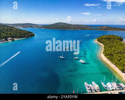 Rogoznica, Croazia - 28 giugno 2024: Incredibile vista aerea dell'arcipelago Rogoznica, Croazia, con barche a vela ancorate e yacht in marina e amazin Foto Stock