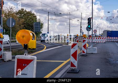 Die Josef-Kardinal-Frings-Brücke, Bundesstraße B1, zwischen Düsseldorf und Neuss, auf Grund von massiven Brückenschäden ist nur noch eine von 2 RichtungsFahrbahnenn, mit tempo 30 und nur für Fahrzeuge unter Brücke Brücke Düsseldorf 30 7,5 il ponte è attualmente in fase di ristrutturazione, NRW, Germania, Jos Foto Stock