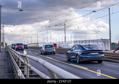 Die Josef-Kardinal-Frings-Brücke, Bundesstraße B1, zwischen Düsseldorf und Neuss, auf Grund von massiven Brückenschäden ist nur noch eine von 2 RichtungsFahrbahnenn, mit tempo 30 und nur für Fahrzeuge unter Brücke Brücke Düsseldorf 30 7,5 il ponte è attualmente in fase di ristrutturazione, NRW, Germania, Jos Foto Stock