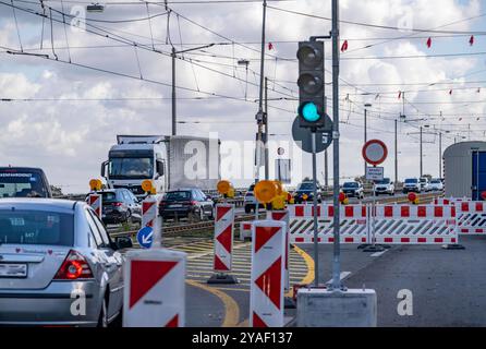 Die Josef-Kardinal-Frings-Brücke, Bundesstraße B1, zwischen Düsseldorf und Neuss, auf Grund von massiven Brückenschäden ist nur noch eine von 2 RichtungsFahrbahnenn, mit tempo 30 und nur für Fahrzeuge unter Brücke Brücke Düsseldorf 30 7,5 il ponte è attualmente in fase di ristrutturazione, NRW, Germania, Jos Foto Stock