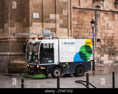 Palma de Mallorca, Spagna; 9 ottobre 2024: Veicolo di servizio di pulizia Emaya accanto alla Cattedrale di Palma de Mallorca Foto Stock