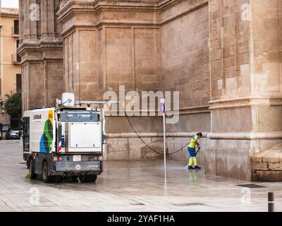 Palma de Mallorca, Spagna; 9 ottobre 2024: Emaya pulitura veicolo e operatore accanto alla Cattedrale di Palma di Maiorca Foto Stock