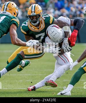 Green Bay, Stati Uniti. 13 ottobre 2024. Il wide receiver degli Arizona Cardinals Greg Dortch (R) fu placcato dal linebacker dei Green Bay Packers Quay Walker (C) durante la gara NFL tra gli Arizona Cardinals e i Green Bay Packers al Lambeau Field di Green Bay, Wisconsin, domenica 13 ottobre 2024. I Packers sconfissero i Cardinals 34-13. Foto di Tannen Maury/UPI credito: UPI/Alamy Live News Foto Stock