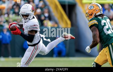 Green Bay, Stati Uniti. 13 ottobre 2024. Il wide receiver degli Arizona Cardinals Greg Dortch (L) ricevette un passaggio di fronte alla safety dei Green Bay Packers Javon Bullard (R) durante la gara NFL tra gli Arizona Cardinals e i Green Bay Packers al Lambeau Field di Green Bay, Wisconsin, domenica 13 ottobre 2024. I Packers sconfissero i Cardinals 34-13. Foto di Tannen Maury/UPI credito: UPI/Alamy Live News Foto Stock