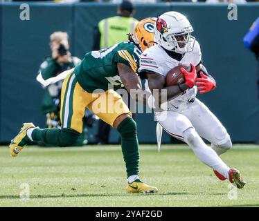 Green Bay, Stati Uniti. 13 ottobre 2024. La safety dei Green Bay Packers Javon Bullard (L( tackle il wide receiver degli Arizona Cardinals Greg Dortch (R) durante la gara NFL tra gli Arizona Cardinals e i Green Bay Packers al Lambeau Field di Green Bay, Wisconsin, domenica 13 ottobre 2024. I Packers sconfissero i Cardinals 34-13. Foto di Tannen Maury/UPI credito: UPI/Alamy Live News Foto Stock