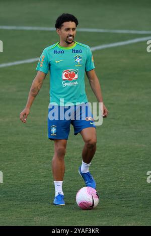 Gama, Brasile. 13 ottobre 2024. Marquinhos del Brasile, controlla la palla durante la sessione di allenamento, allo stadio Bezerrao, a Gama, Brasile, il 13 ottobre 2024. La squadra si sta preparando ad affrontare il Perù nel decimo turno delle qualificazioni sudamericane per la Coppa del mondo FIFA 2026. Foto: Heuler Andrey/DiaEsportivo/Alamy Live News crediti: DiaEsportivo/Alamy Live News Foto Stock