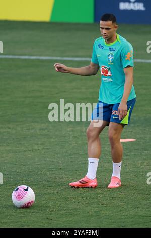 Gama, Brasile. 13 ottobre 2024. Vanderson del Brasile, passa la palla durante la sessione di allenamento, allo stadio Bezerrao, a Gama, Brasile, il 13 ottobre 2024. La squadra si sta preparando ad affrontare il Perù nel decimo turno delle qualificazioni sudamericane per la Coppa del mondo FIFA 2026. Foto: Heuler Andrey/DiaEsportivo/Alamy Live News crediti: DiaEsportivo/Alamy Live News Foto Stock