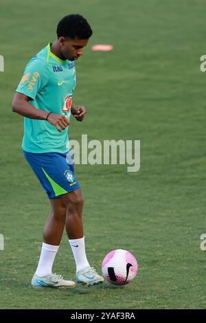 Gama, Brasile. 13 ottobre 2024. Rodrygo del Brasile, controlla la palla durante la sessione di allenamento, allo stadio Bezerrao, a Gama, in Brasile, il 13 ottobre 2024. La squadra si sta preparando ad affrontare il Perù nel decimo turno delle qualificazioni sudamericane per la Coppa del mondo FIFA 2026. Foto: Heuler Andrey/DiaEsportivo/Alamy Live News crediti: DiaEsportivo/Alamy Live News Foto Stock