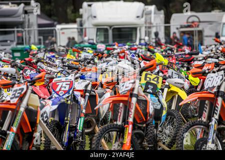 Weston-super-Mare, Somerset, Inghilterra, Regno Unito. 13 ottobre 2024. I box, che mostrano le masse di biciclette controllate. Quest'anno ricorre il 41° anniversario della prestigiosa Weston Beach Race e promette di essere un evento spettacolare che celebra oltre quattro decenni di eccellenza fuoristrada. Accreditamento John Rose/Alamy Live News Foto Stock