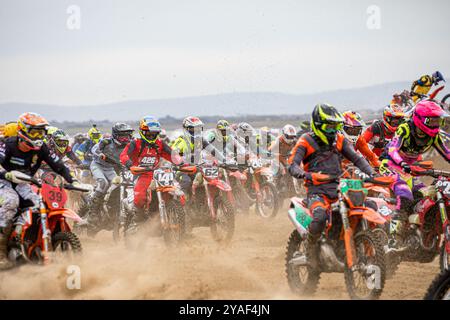 Weston-super-Mare, Somerset, Inghilterra, Regno Unito. 13 ottobre 2024. Piloti che iniziano il Main event solo race. Quest'anno ricorre il 41° anniversario della prestigiosa Weston Beach Race e promette di essere un evento spettacolare che celebra oltre quattro decenni di eccellenza fuoristrada. Accreditamento John Rose/Alamy Live News Foto Stock