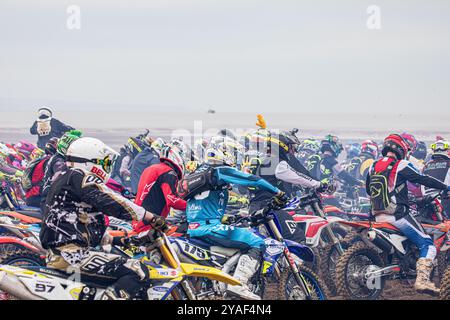 Weston-super-Mare, Somerset, Inghilterra, Regno Unito. 13 ottobre 2024. Piloti che iniziano il Main event solo race. Quest'anno ricorre il 41° anniversario della prestigiosa Weston Beach Race e promette di essere un evento spettacolare che celebra oltre quattro decenni di eccellenza fuoristrada. Accreditamento John Rose/Alamy Live News Foto Stock