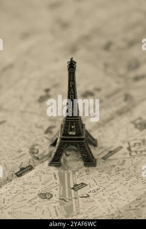 La Torre Eiffel Minitature si trova sulla mappa di Parigi, Francia Foto Stock