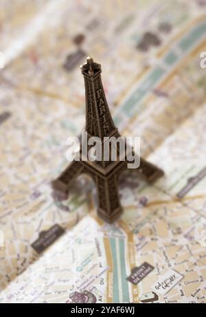 La Torre Eiffel Minitature si trova sulla mappa di Parigi, Francia Foto Stock