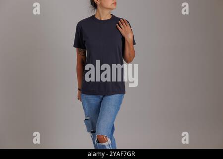 Modello che indossa una t-shirt dai colori comodi per mockup e flatlay gildan Foto Stock