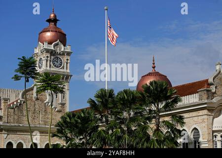 L'edificio del Sultano Abdul Samad durante una giornata di sole nel cielo azzurro nella piazza Merdeka Independence a Kuala Lumpur, Malesia. Foto Stock