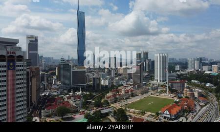 Kuala Lumpur, Malesia - 20 agosto 2023: Vista aerea dell'iconico edificio del Sultano Abdul Samad circondato dal grattacielo Merdeka 118. Foto Stock