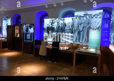 ISTANBUL, TURCHIA - 13 OTTOBRE 2024: Museo Türkiye İş Bankası, mostra speciale per il 100° anniversario di İşbank. İş Bank è la prima banca di t Foto Stock