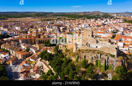 Veduta aerea di Almansa che domina la Chiesa di la Asuncion e fortezza, Spagna Foto Stock